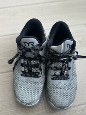 TYR REFLECTIVE TRAINERS SZ 8.5